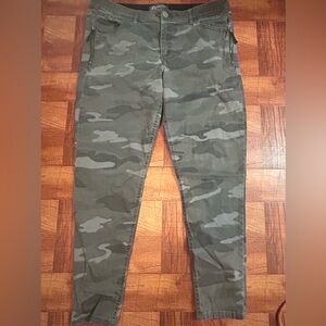 Democracy Camo Jeans "Ab" Solution w/ Zip Detail. Gray